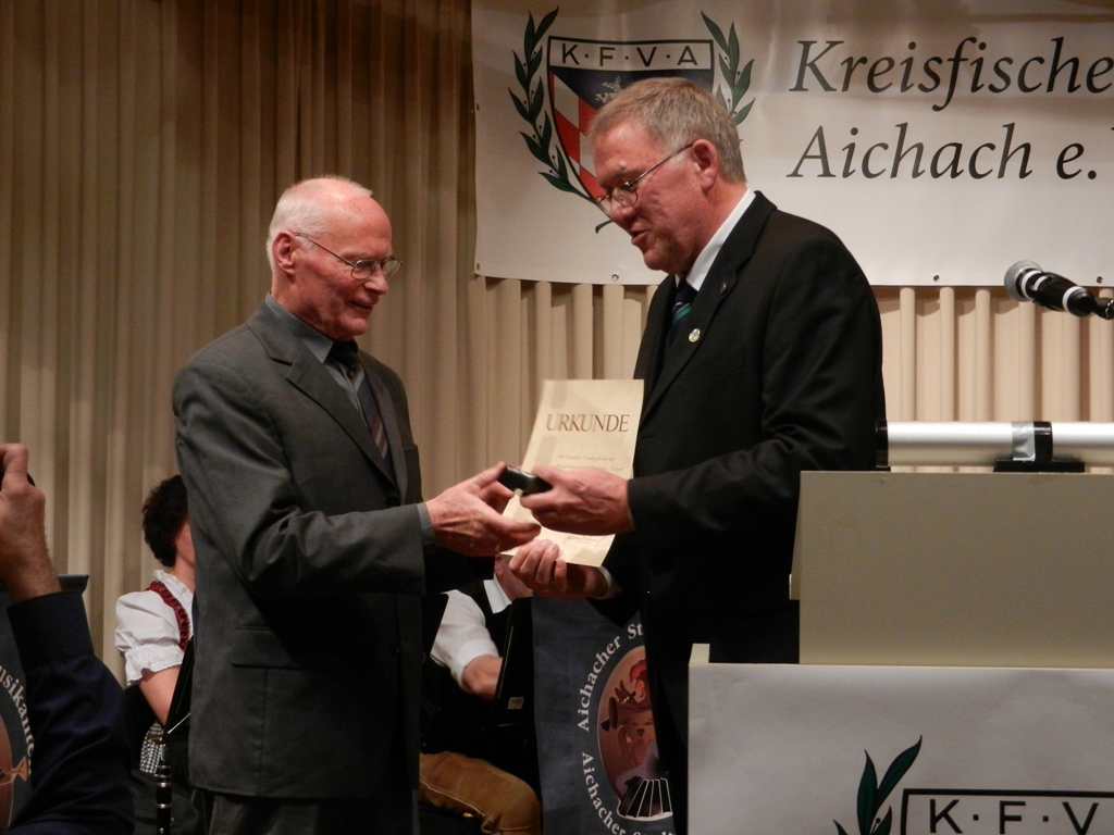 Werner Riederle wurde die Goldene Verdienstmedaille von 1. Vorsitzenden Rudolf Heinrich verliehen.